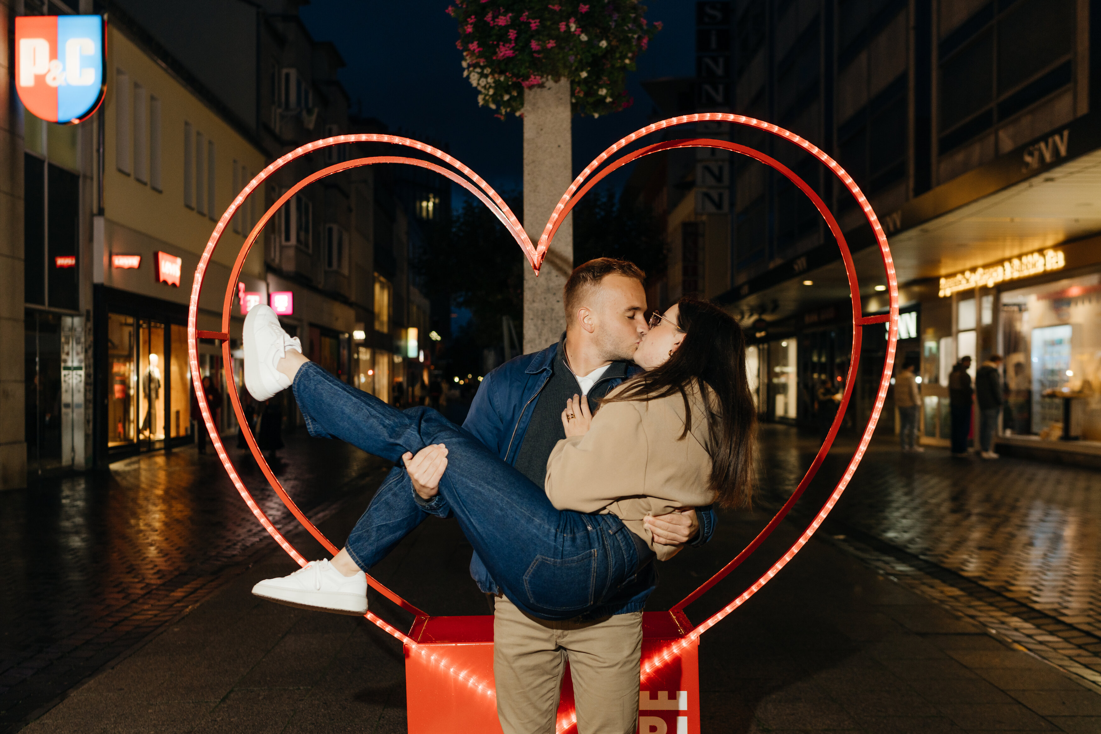 Illuminated giant fotopoint heart in Bielefeld city center – MK Illumination and City Management create emotional impulses.